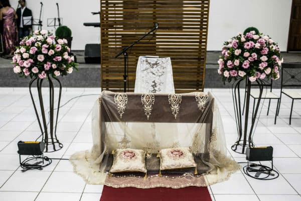 Decoração de Igreja Evangélica com almofadas no altar